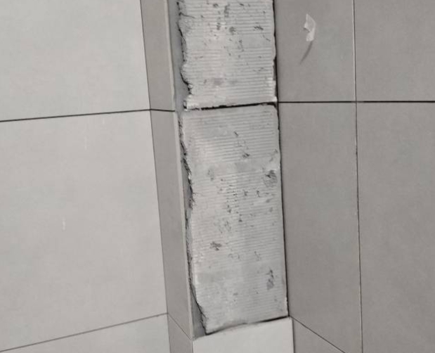 长泰瓷砖空鼓维修公司分享下瓷砖施工前基层浇水润湿程度不足，可能导致以下问题