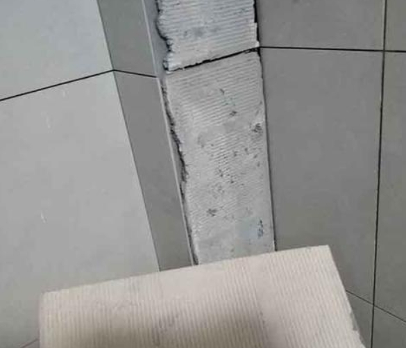 长泰瓷砖空鼓维修公司分享下厨房瓷砖脱落的补救措施。